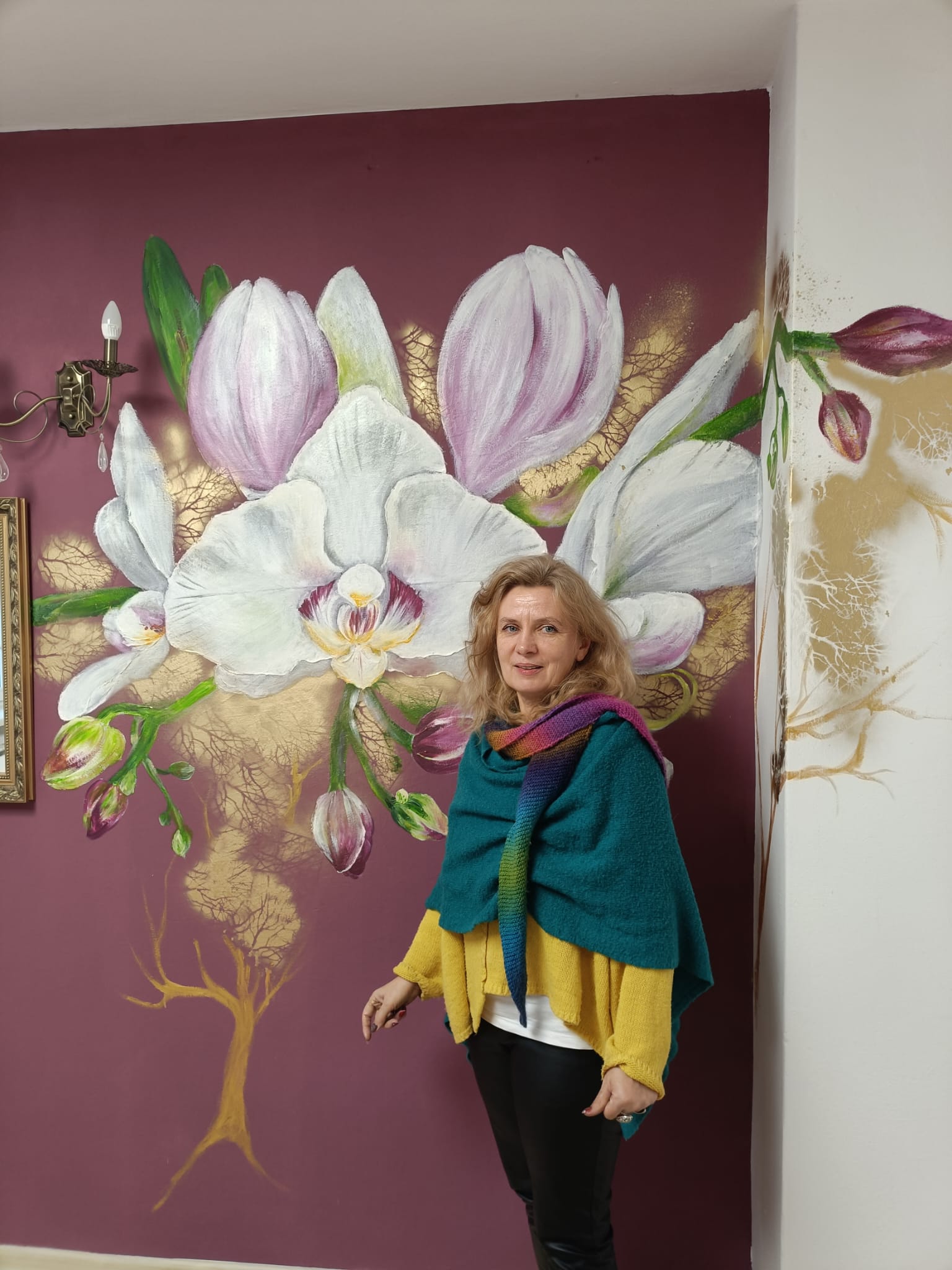 Joanna podczas pracy nad muralem orchidei