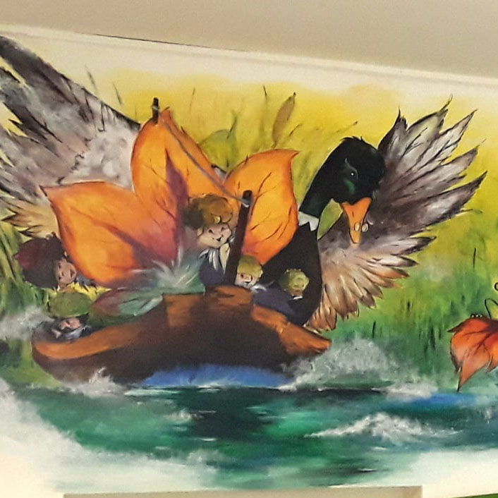 Baśniowy mural w pastelowych barwach z motywami fantasy