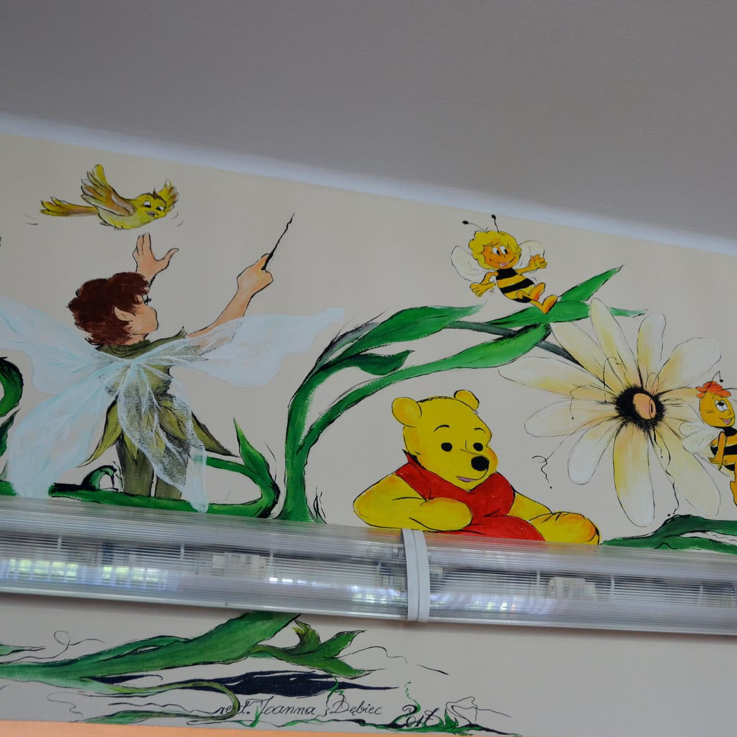 Mural biblioteczny z motywami czytelniczymi
