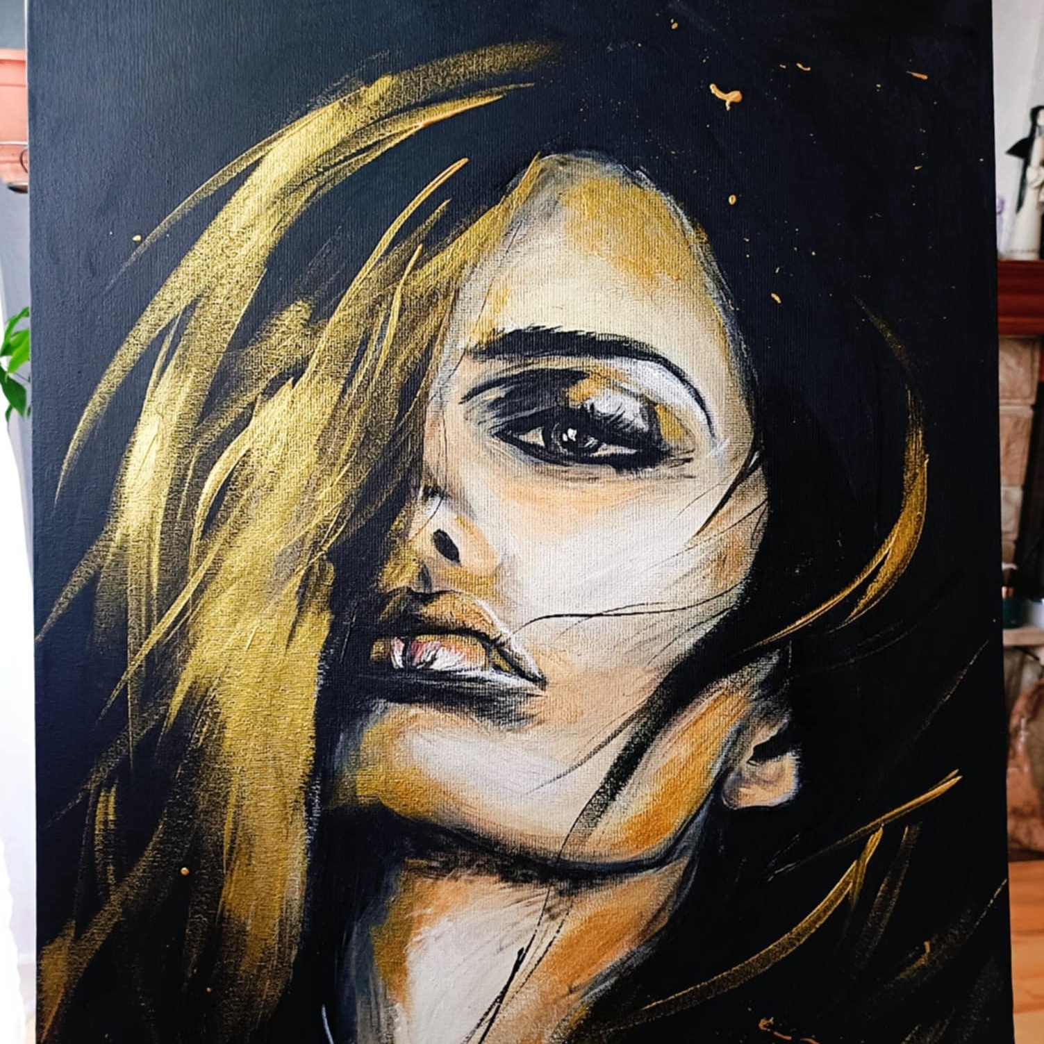 Kobieta na czarnym tle z akcentami złota, galeria natchnień