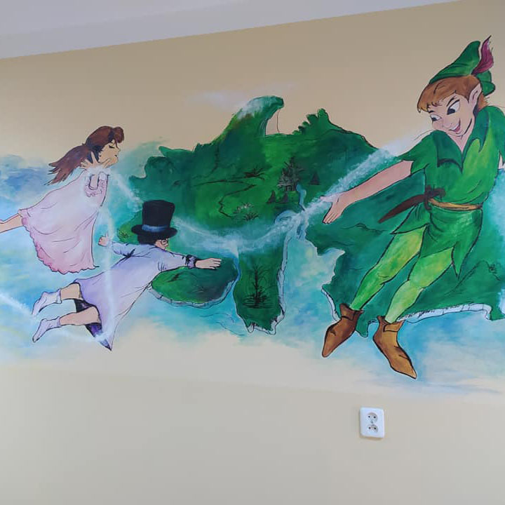 Mural inspirowany Piotrusiem Panem i magiczną scenerią Nibylandii